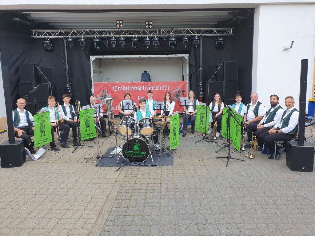 Kapelle sitzend zum Konzert in Bothfeld 2024